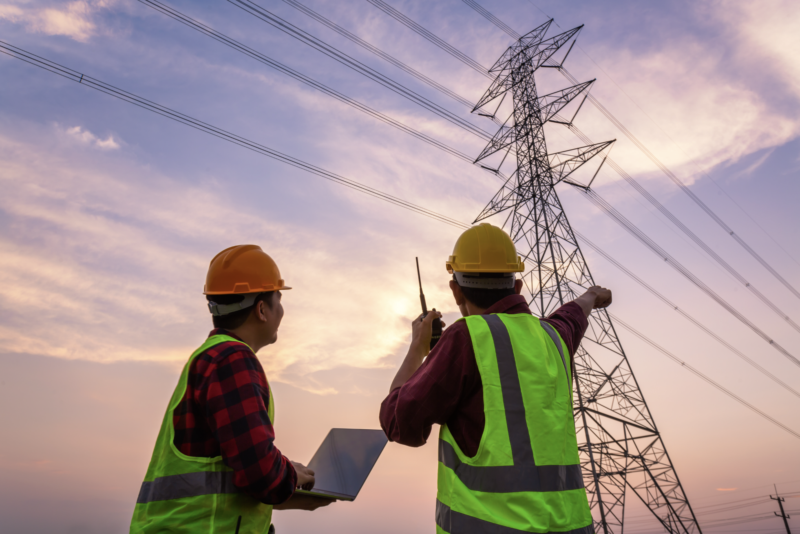 VAEZR Studio | Field training experience for energy and utility workers inspecting power transmission infrastructure and coordinating procedures on site.